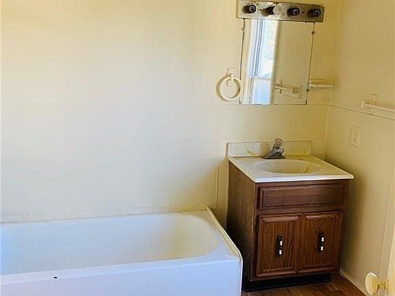 5th image of 502 W 6th St