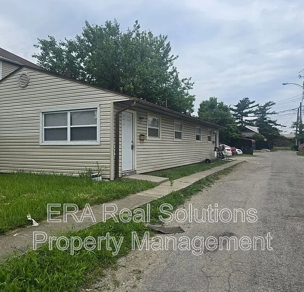 944 Leona Ave — Photo 1