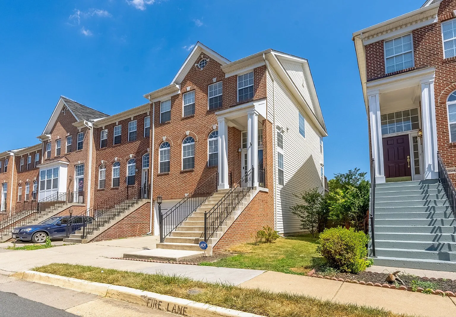 3 bed, 3.5 bath, 2426 sqft, $3,450 — Photo 3