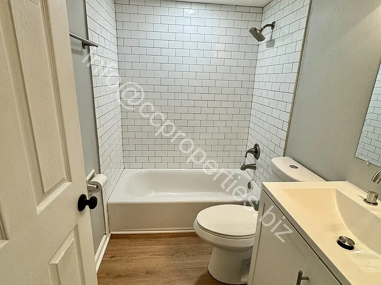 269 S Monroe Ave #C — Photo 8