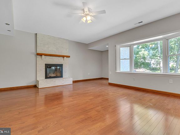 4th image of 1274 Lexington Dr