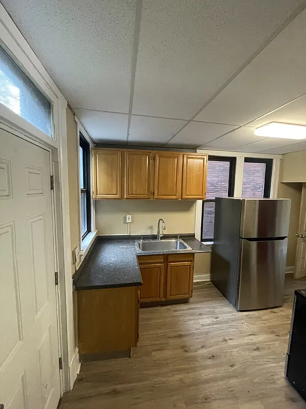 3 bed, 1.0 bath, $1,650 — Photo 2