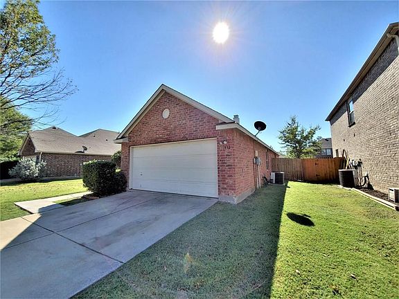 3rd image of 1932 Stonehill Dr