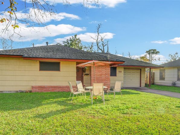 118 Poinsetta St, Lake Jackson, TX 77566
