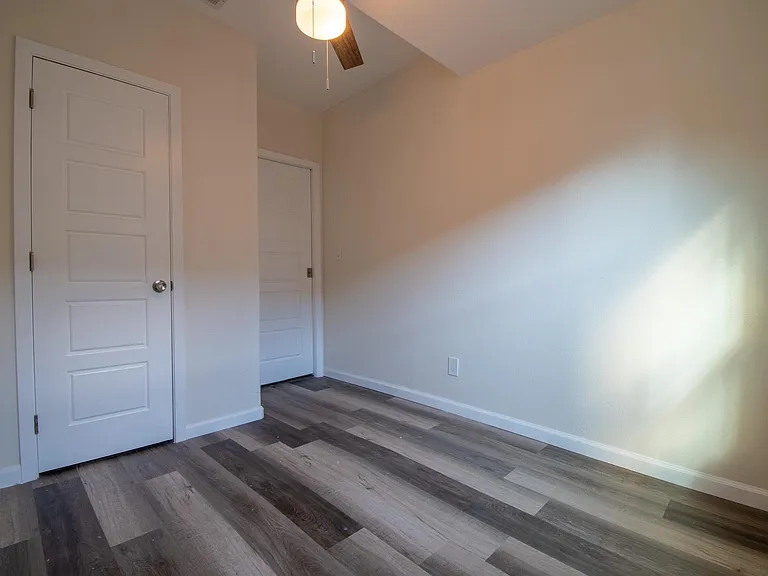 2207 S Vernon Ave — Photo 11