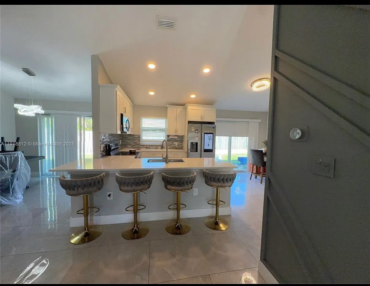 3 bed, 1334 sqft, $3,900 — Photo 3