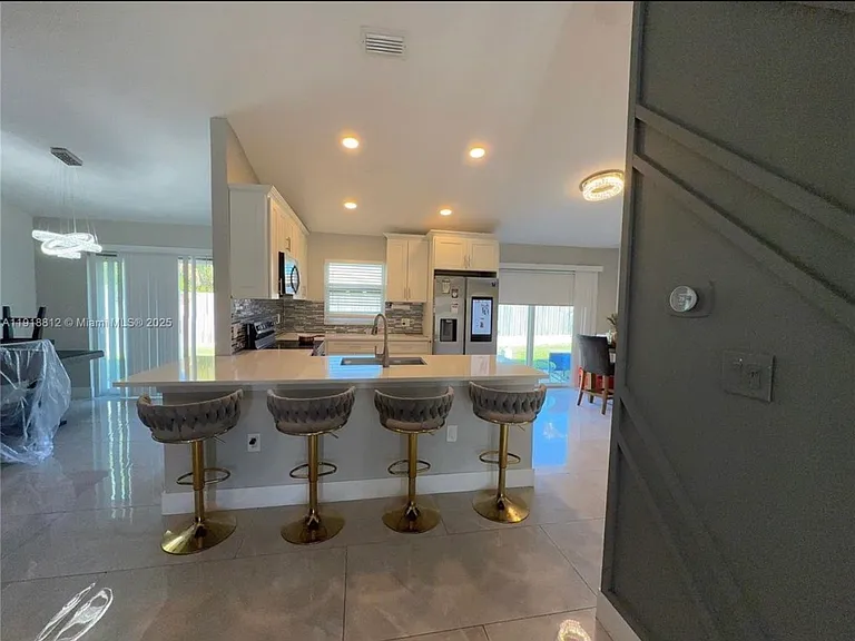 7523 SW 7th Pl — Photo 3