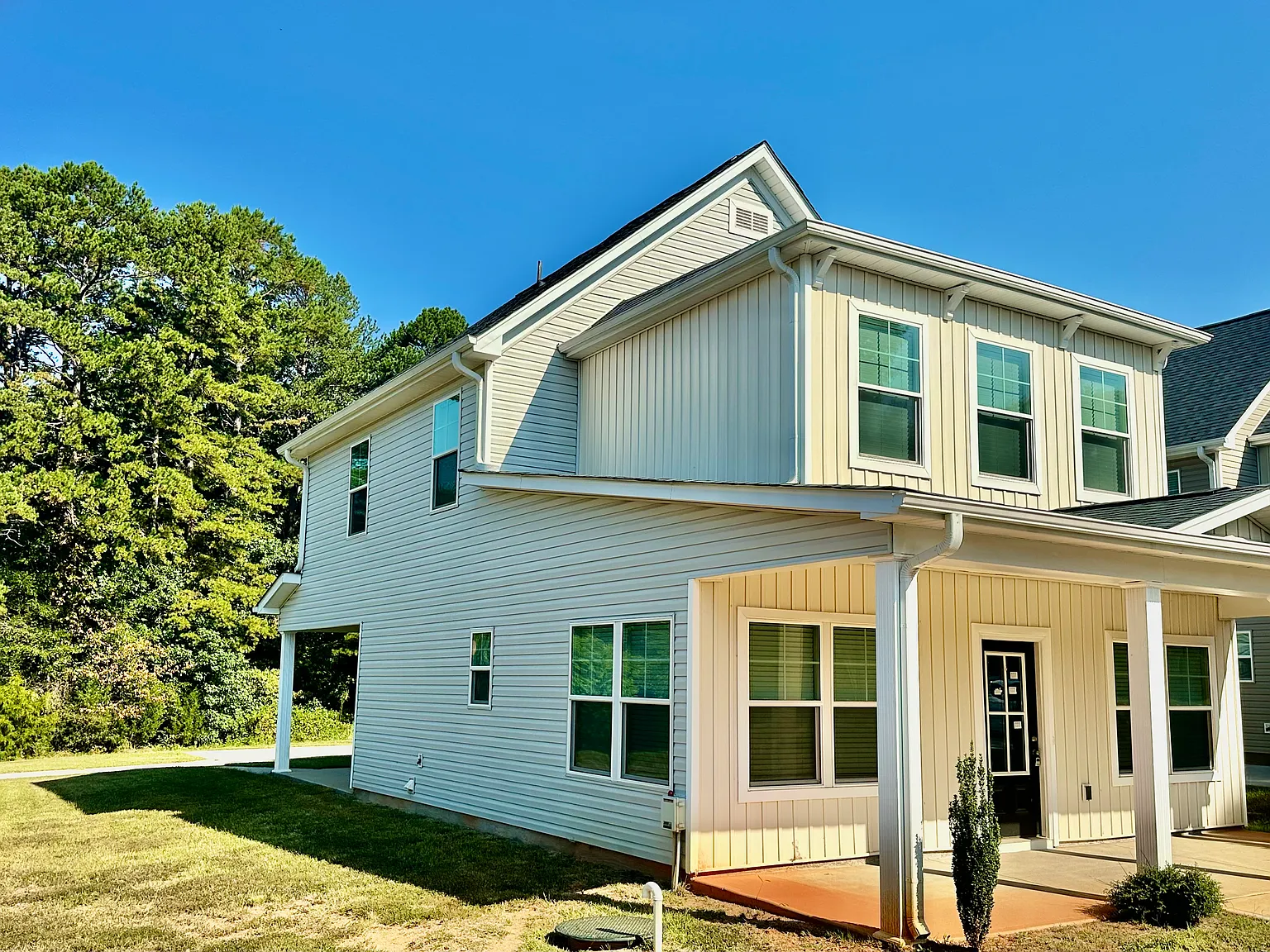 4 bed, 2.5 bath, 2150 sqft, $2,350 — Photo 2