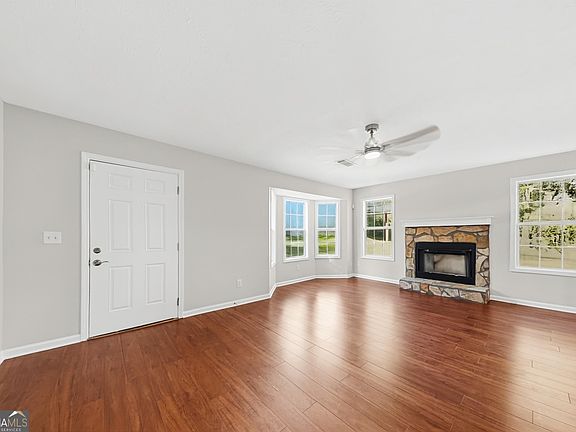 3rd image of 529 Poplar Way