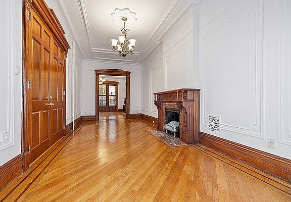 3rd image of 104 Lincoln Pl