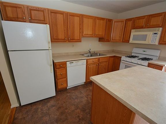 3rd image of 28 Somerset Ln