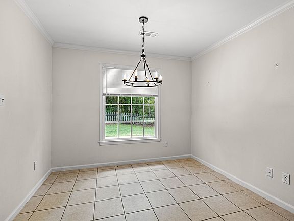 5th image of 811 Bedford Park