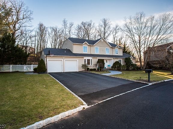 3rd image of 15 Windridge Dr