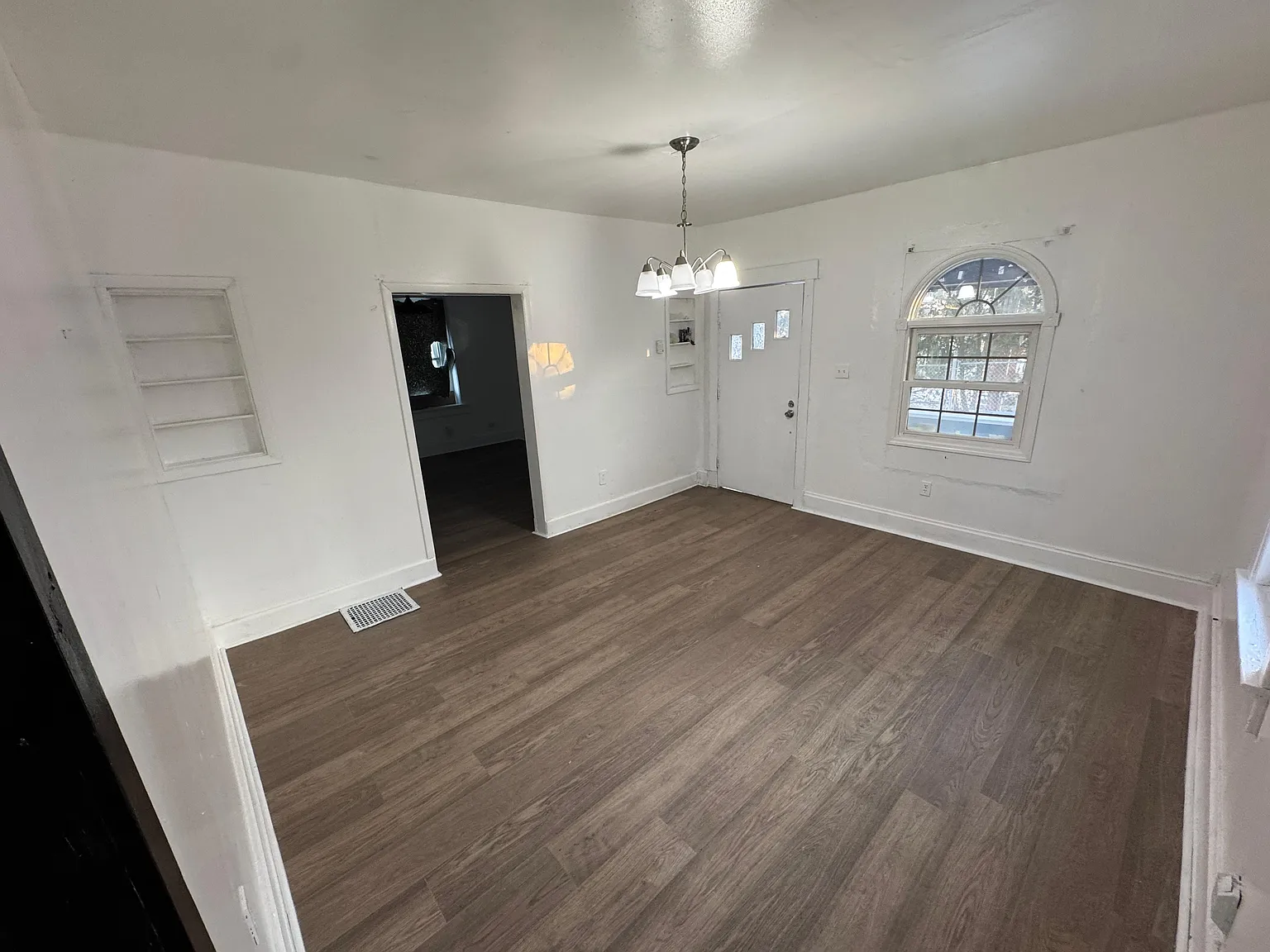 3 bed, 1058 sqft, $1,100 — Photo 2