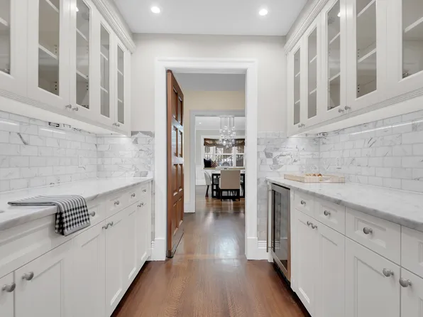 330 East 51st Street image 3 of 25