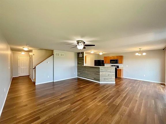 5th image of 830 Harbor Woods Dr