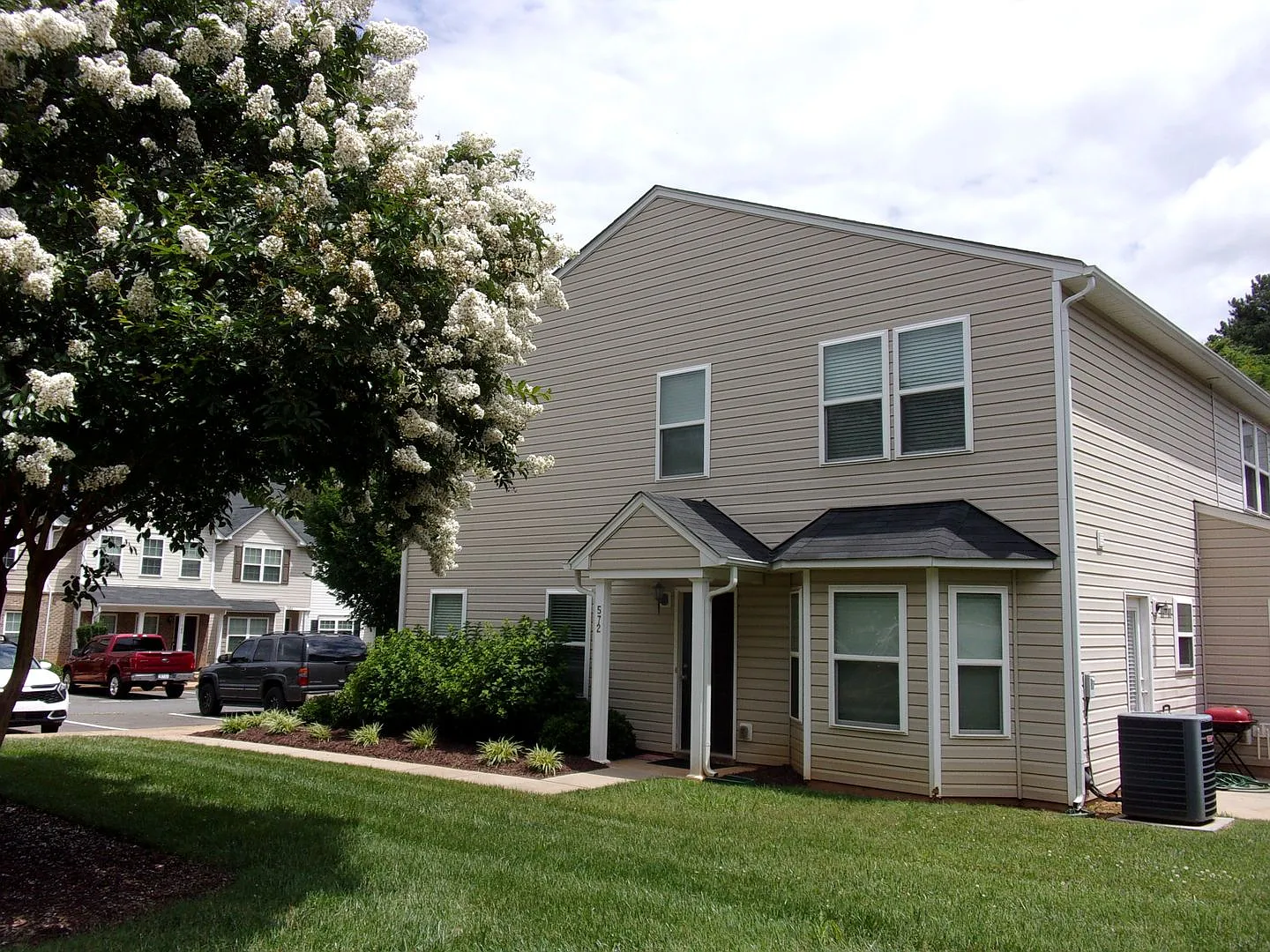 Beautiful 3 Bedroom 2 1/2 Bath End Unit Townhome in Brambleton Neighborhood — Photo 1