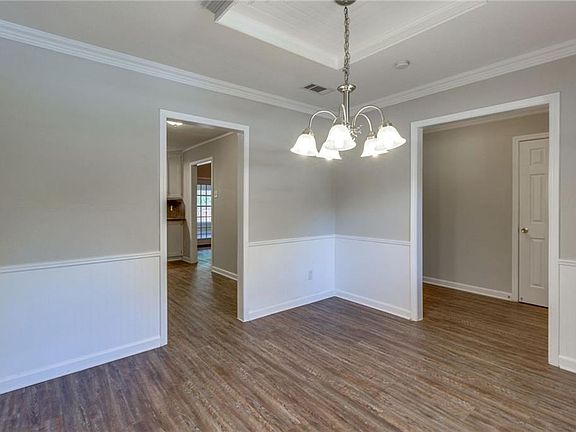 4th image of 3829 Commonwealth Dr