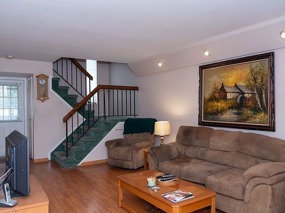 3rd image of 17 Garth Ct