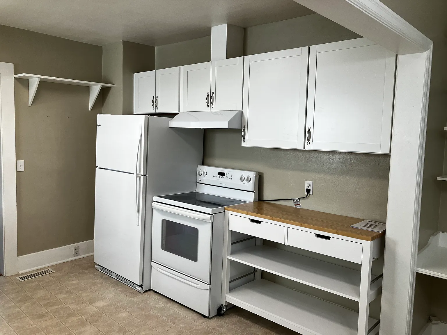 3 bed, 1400 sqft, $2,200 — Photo 3