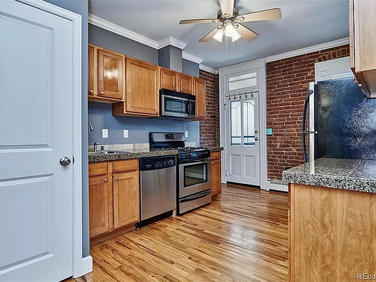 77 W Archer Pl #204 — Photo 3
