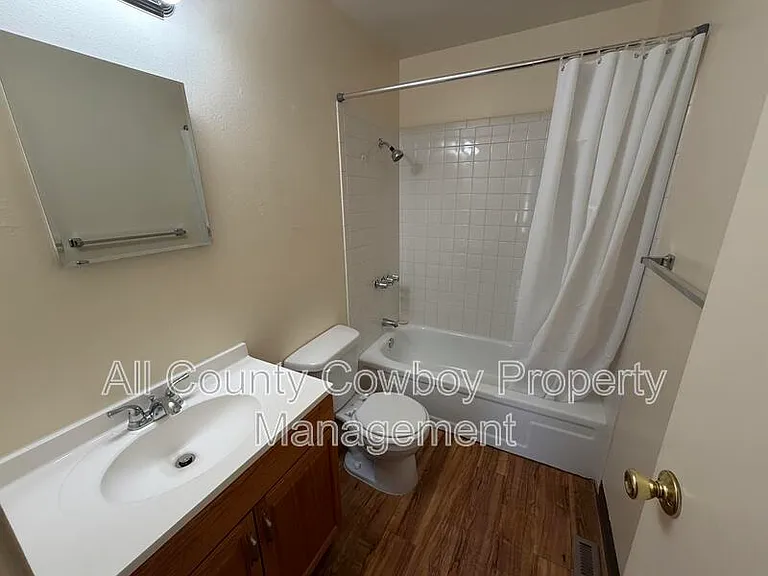 140 S Cribbon Ave — Photo 9
