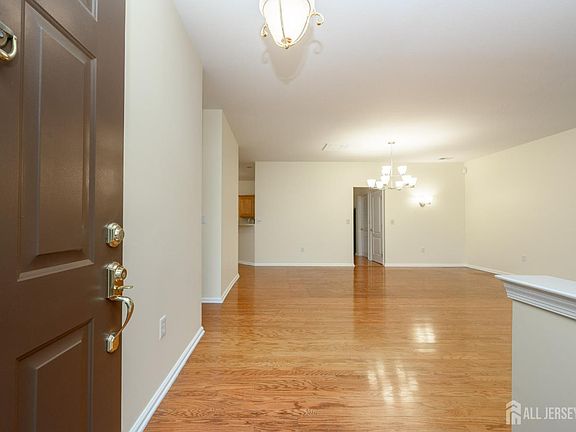 5th image of 131 Greenlawns Dr