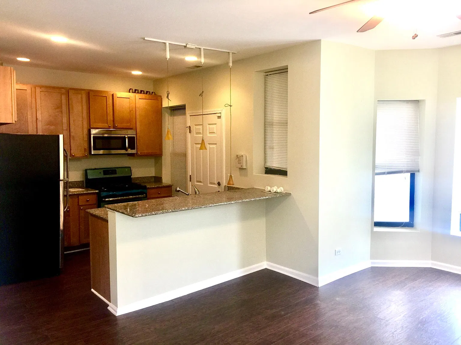 2 bed, 1000 sqft, $2,000 — Photo 2