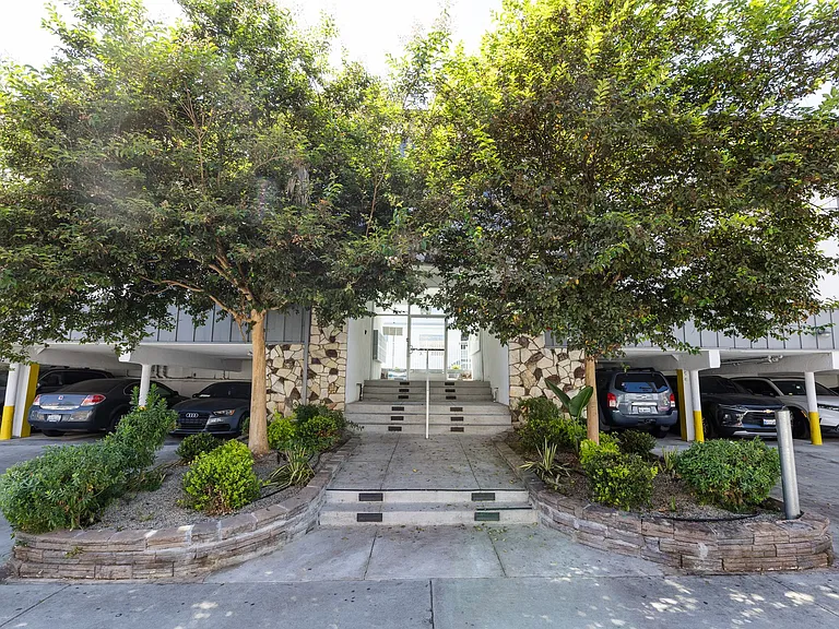 St. Andrews Apartments — Photo 9