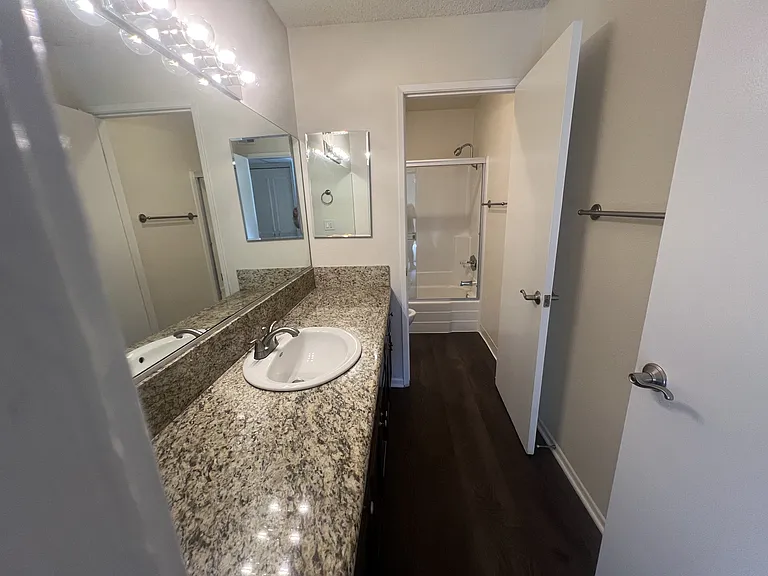 Versailles on the Lake Apartments — Photo 140