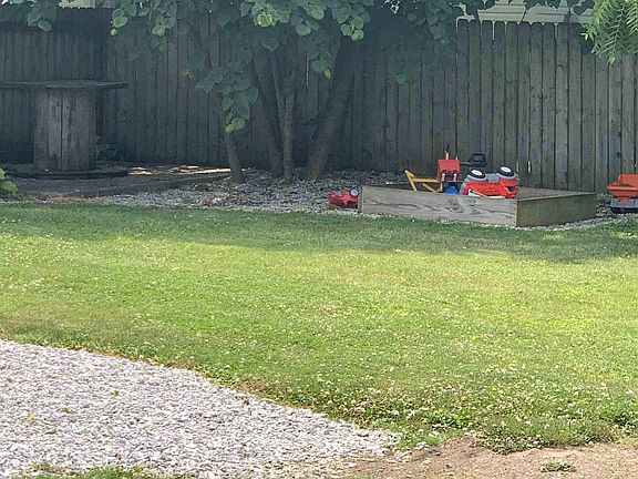 5th image of 301 E North St