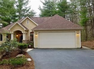 860 Dunroy Dr, Hendersonville, NC 28739