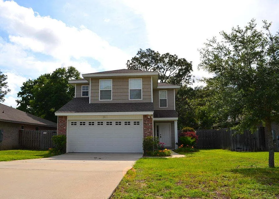 3 bed, 2.5 bath, 1717 sqft, $2,200 — Photo 1