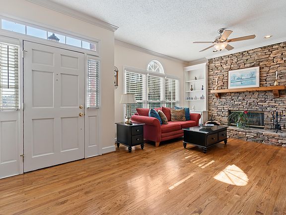 3rd image of 505 Crestway Cir