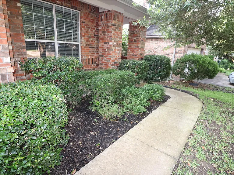 806 Zappa Dr — Photo 3