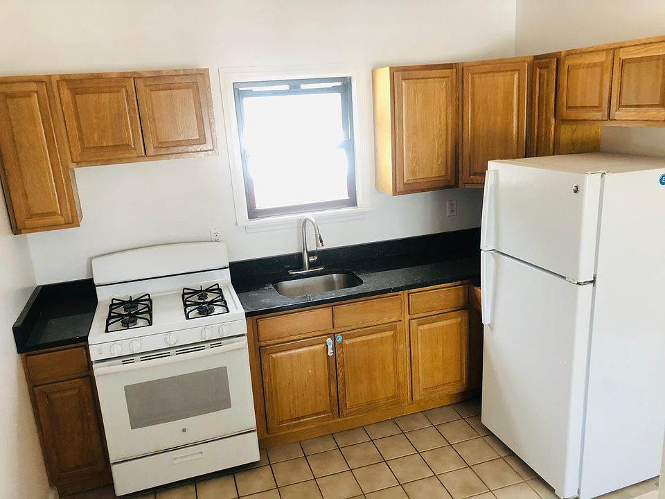 1st image of 4 Eastman Pl APT 3