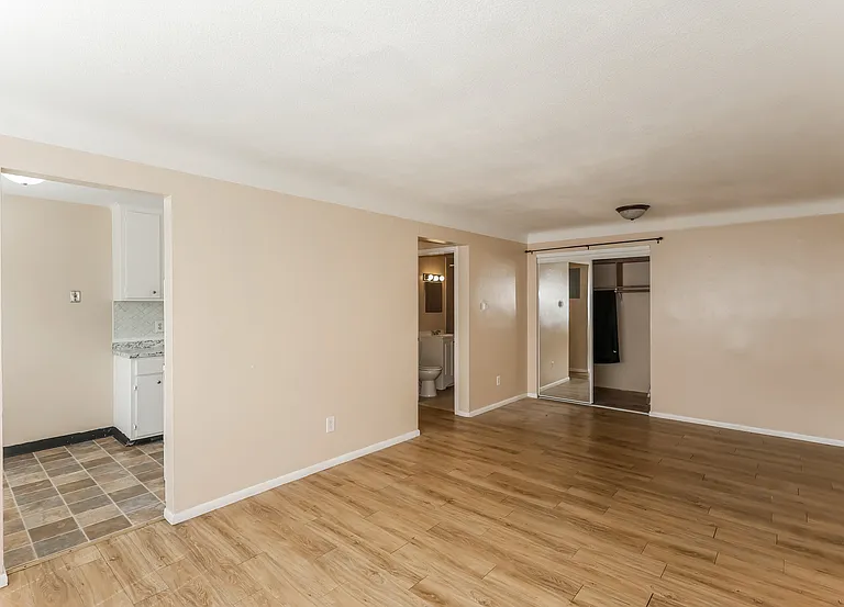 1015 York Ave — Photo 2