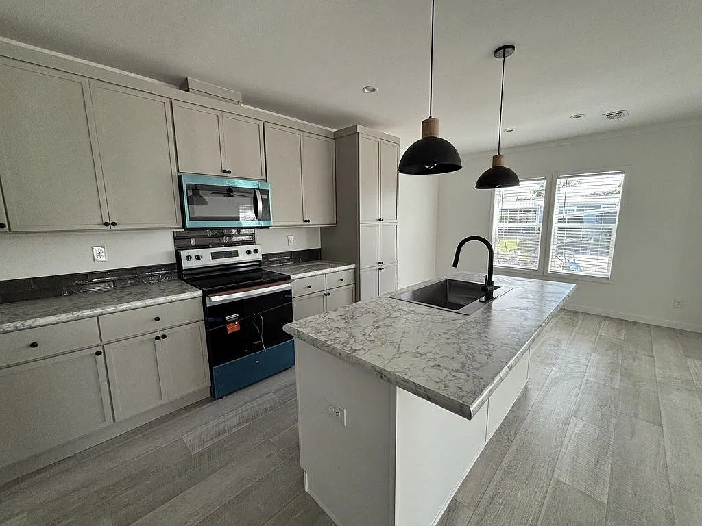 3 bed, 2.0 bath, 1460 sqft, $1,499 — Photo 1