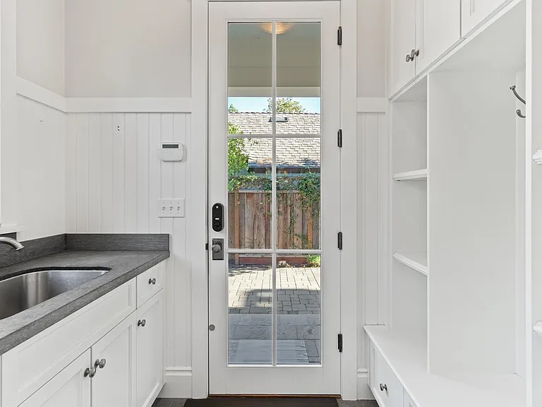 240 University Dr — Photo 14
