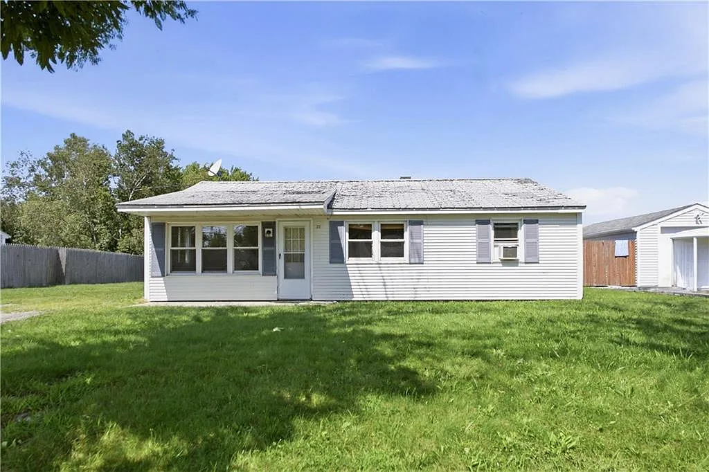 3 bed, 1.0 bath, 1080 sqft, $2,200 — Photo 2