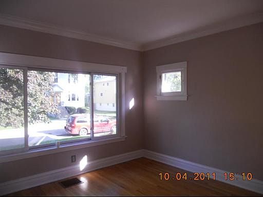 3rd image of 925 S Elgin Ave