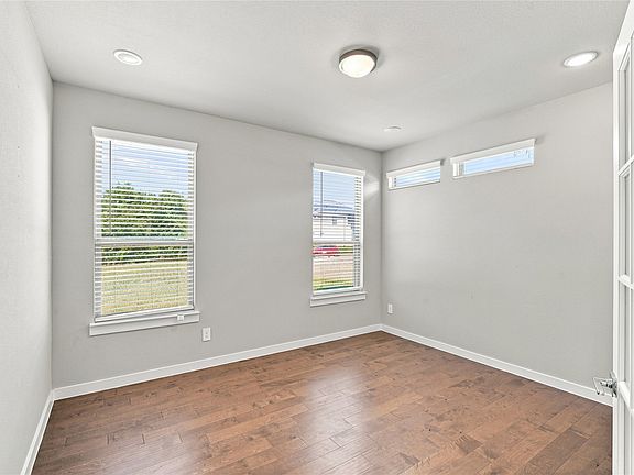 4th image of 142 Cyprus Grove Dr