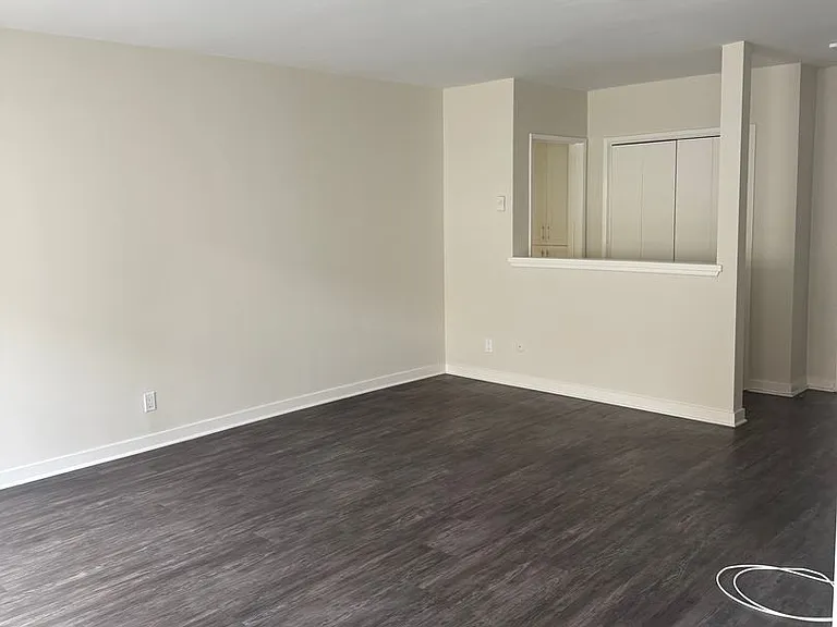 Windsor Place Apartments — Photo 22