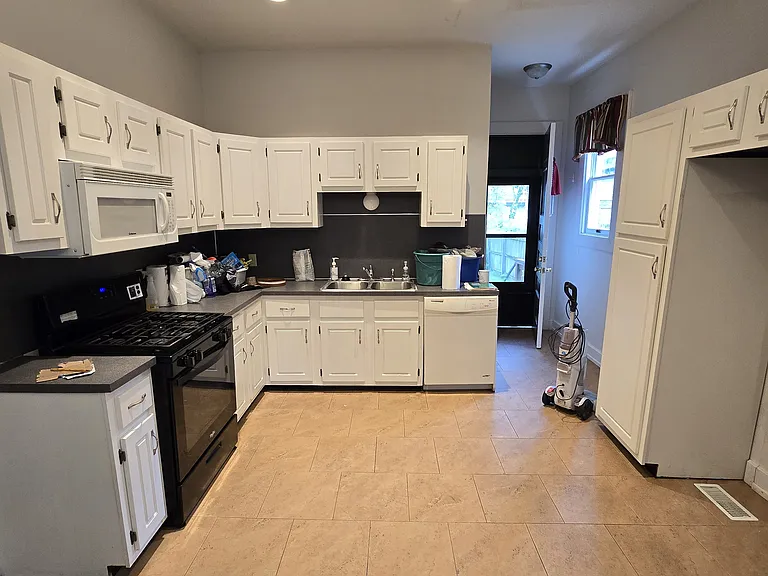 2052 Glenwood Ave — Photo 4