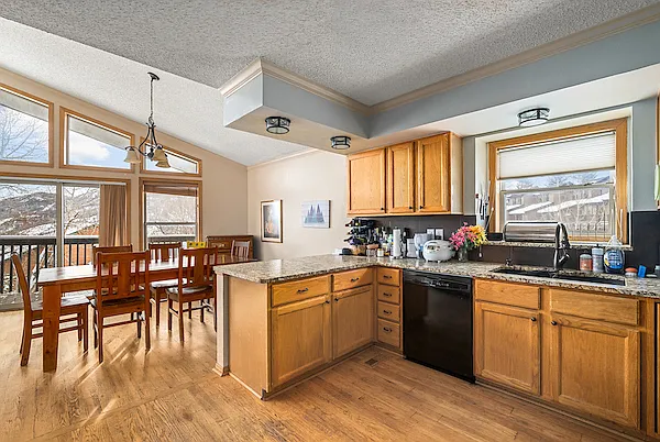 568 Tamarack Dr — Photo 5