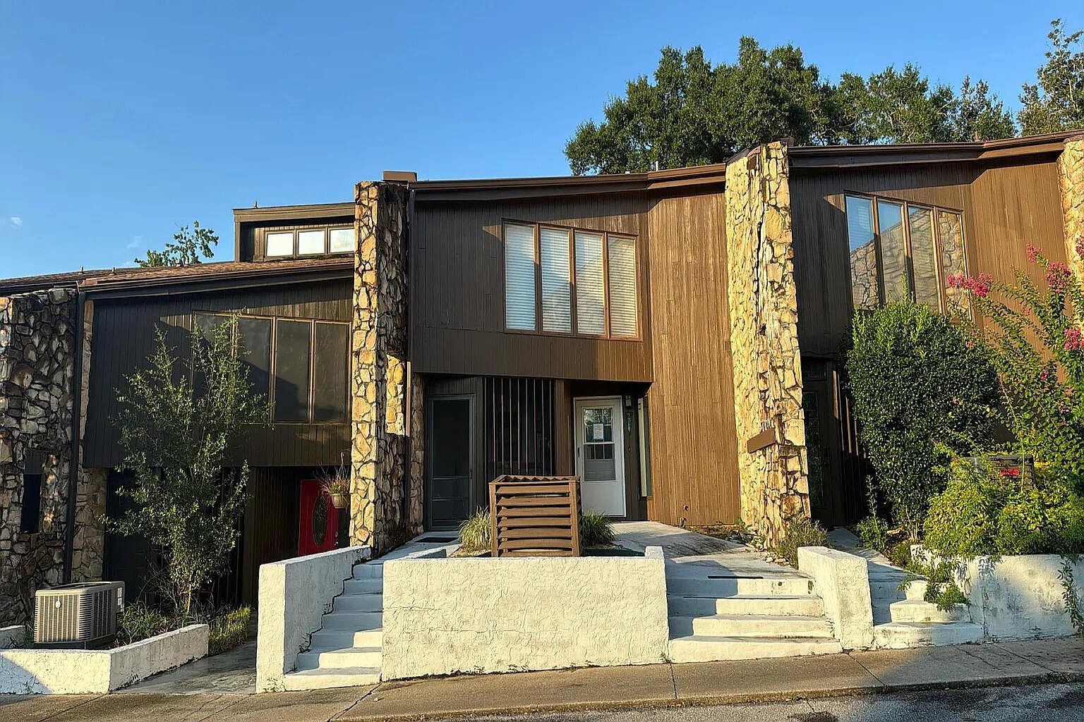 9968 Fairway Villas Ln