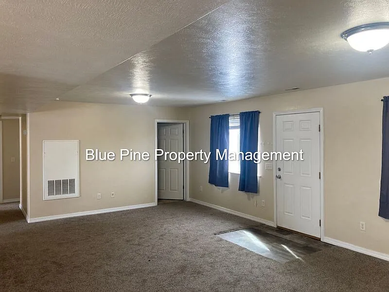 3 bed, 2.0 bath, 1000 sqft, $1,295 — Photo 3