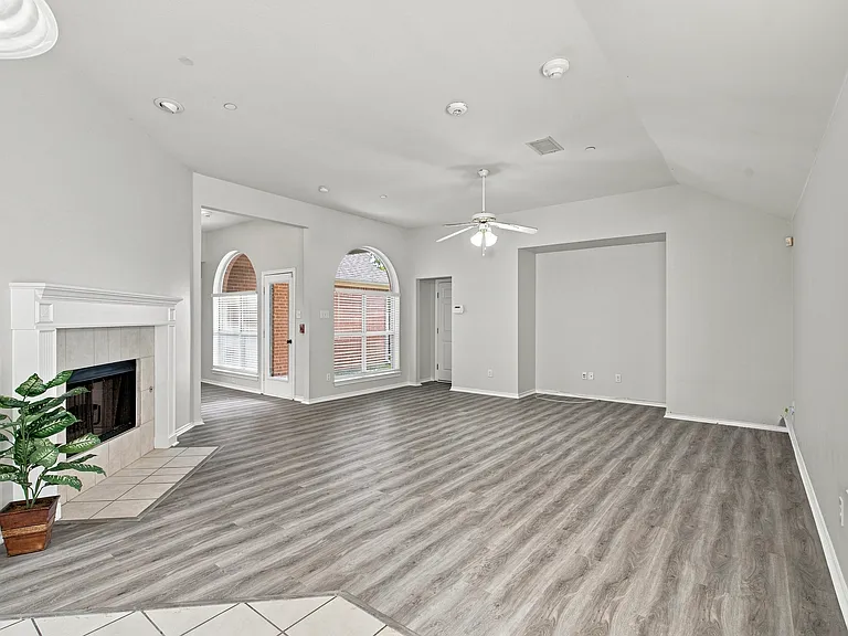 1033 Suffolk Ln — Photo 5