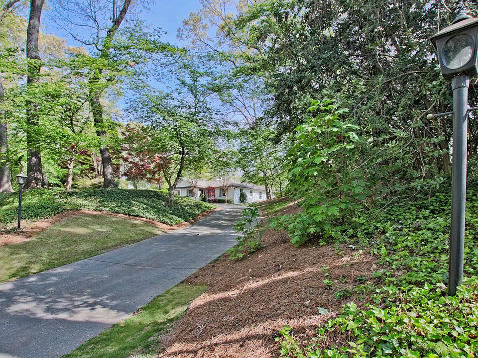 Private long drive to house 