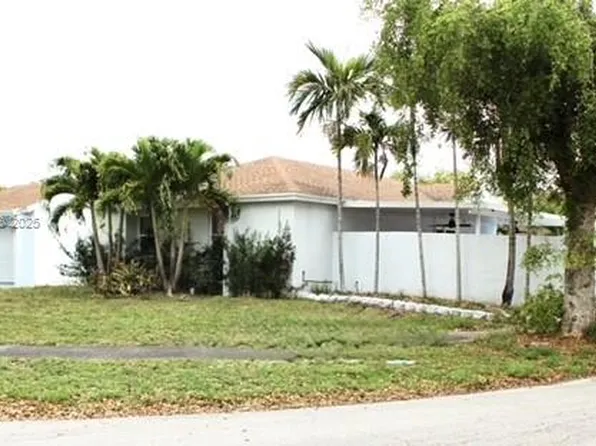 19425 NW 62nd Ct, Hialeah, FL 33015